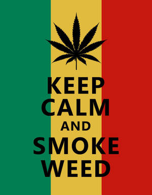 Keep calm and smoke weed 文字與大麻葉在拉斯塔法里旗幟顏色上。