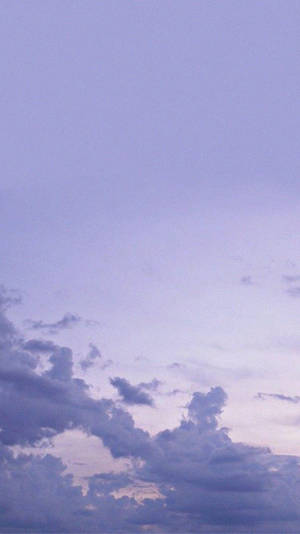 紫色暮色天空配柔和雲朵