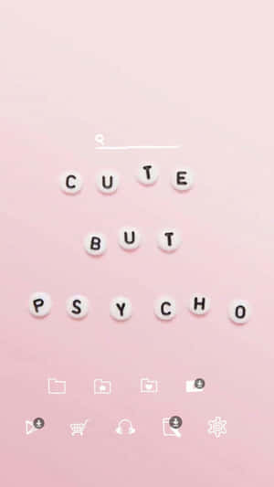粉紅色背景，白色字母珠拼出 cute but psycho 和應用程式圖示。