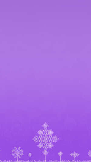 紫色背景，底部帶有白色裝飾性花卉和幾何圖案。