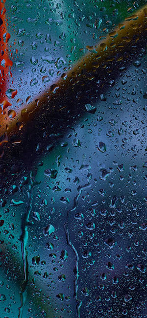 玻璃上的雨滴與模糊的藍色和紅色霓虹燈光