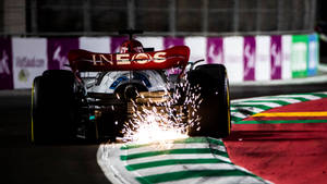 F1賽車在夜間濕滑賽道上滑行產生火花