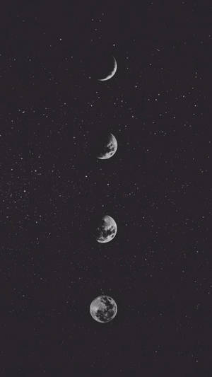 四個月亮相位垂直排列喺繁星夜空。