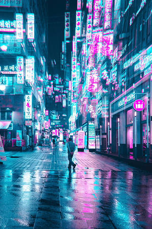 夜晚在霓虹燈閃爍、雨水浸濕的城市街道上行走的人