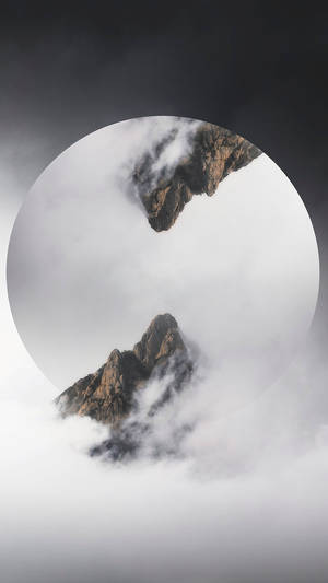 兩個山峰被雲霧環繞。