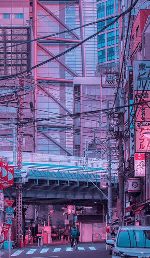粉紅色霓虹燈照亮了繁忙的東京小巷，頭頂有電線和經過的火車。