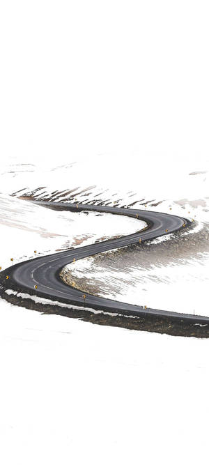 蜿蜒的道路穿過冬天的雪山