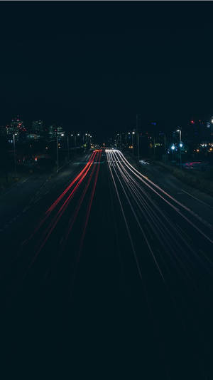 夜間高速公路，車燈光軌呈現動態模糊效果。