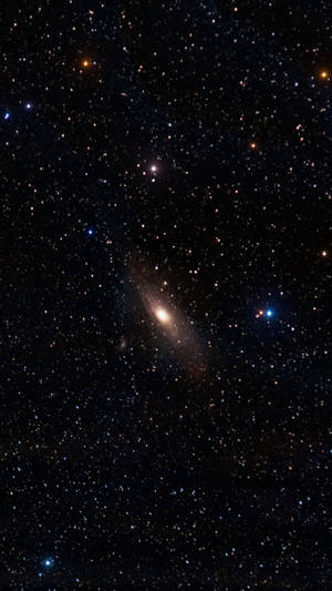 一個螺旋星系被夜空中無數星星環繞。 — 蘋果 壁紙