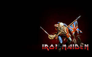 鐵娘子樂隊吉祥物艾迪身穿軍裝，手持劍和英國國旗。
