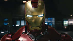 Iron Man 着住佢嘅紅色同金色套裝，喺黑暗嘅實驗室入面，對眼發光。 — 超級英雄 壁紙