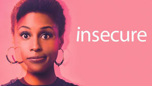 一位短髮戴圓環耳環的女性，在粉紅色背景上寫著 insecure，直視觀眾。