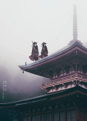 兩個身穿長袍的人物在霧氣籠罩的寺廟屋頂上。