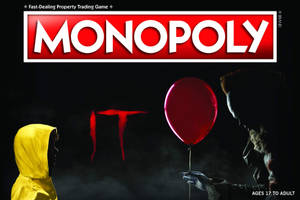 小丑拿著紅色氣球面對孩子，背景是Monopoly標誌