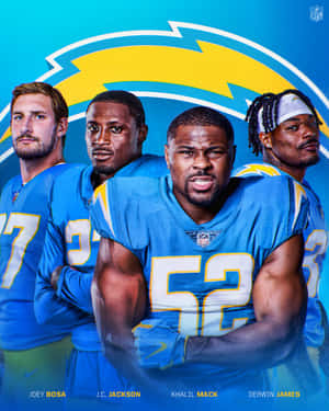 四名身穿Chargers球衣的足球運動員為球隊合照擺姿勢。