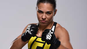 身穿UFC裝備的女性MMA拳手舉拳擺姿勢。