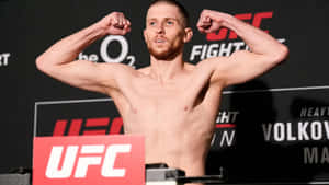 UFC拳手在稱重活動中展示肌肉