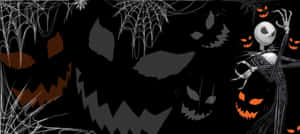 Jack Skellington 被發光的南瓜和蜘蛛網包圍，營造出詭異的萬聖節場景。 — 恐怖萬聖節 壁紙