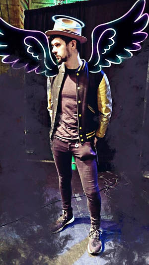 擁有霓虹天使翅膀的男人，戴著帽子和夾克站在舞台上。 — 塗鴉 壁紙