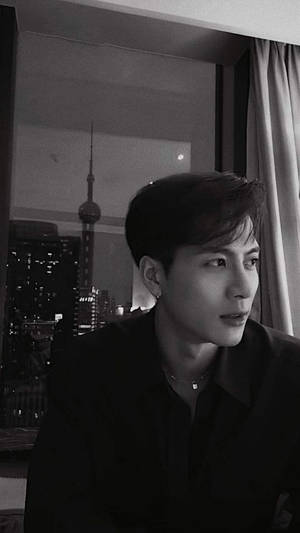 年輕男子望向窗外欣賞上海夜景 — Mikey 東京復仇者 GIF 壁紙
