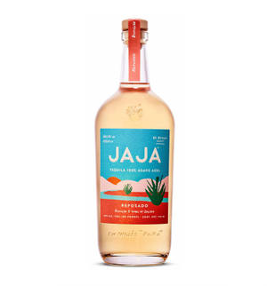 一瓶帶有彩色沙漠主題標籤的Jaja Reposado龍舌蘭酒。