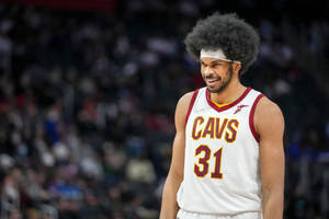 身穿Cavs 31號球衣的籃球運動員在比賽中微笑。