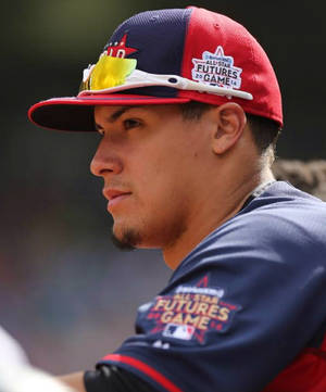 穿著All Star Futures Game制服的棒球運動員，在日間比賽中顯得專注。