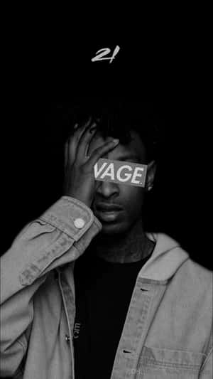 穿著牛仔外套的男人，眼睛被「VAGE.」貼紙遮蓋，背景為黑色。