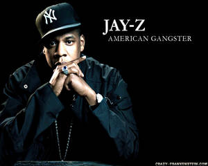 Jay-Z 身穿黑色外套和帽子，雙手緊握，文字顯示American Gangster。 — 火影忍者海報 壁紙