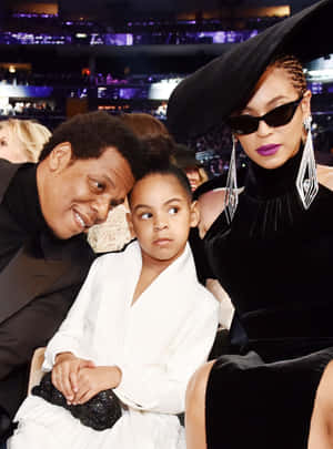 Beyoncé Jay-Z 和女兒 Blue Ivy 在一個華麗的活動中穿著時尚的服裝。