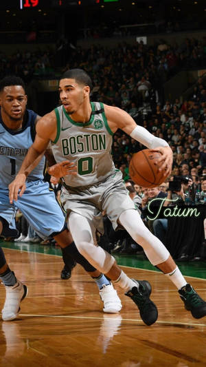 謝臣·達頓在NBA比賽中運球，防守球員在附近