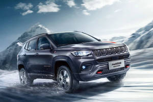 深灰色Jeep Compass在雪地中行駛，背景有山脈。 — 雪 壁紙