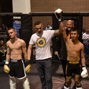 MMA比賽後裁判在籠中舉起勝方手臂