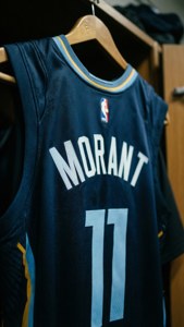 海軍藍色籃球球衣，印有 Morant 和 11 號，掛在木衣架上。