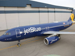 藍色jetBlue飛機停泊喺機場飛機庫