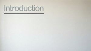 純白牆壁上，灰色文字「Introduction」帶有底線。
