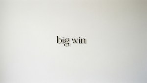 牆壁上以簡約風格顯示黑色文字「big win」。