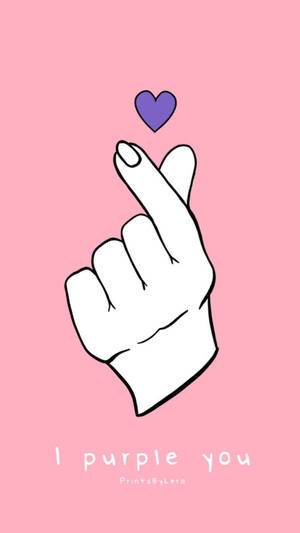 做出心形手勢的手，上方有紫色心形，文字為 I purple you
