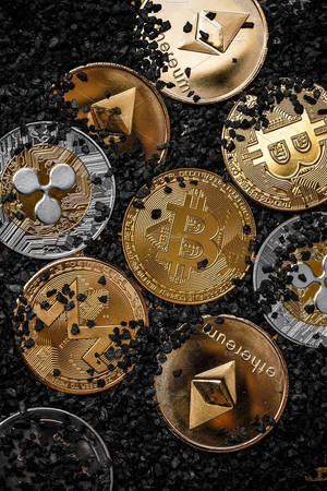 各種加密貨幣硬幣，包括比特幣、以太坊和瑞波幣，在黑色礫石上。