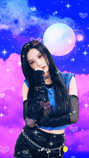 年輕女性穿著時尚服裝，在星空夜空下，有發光的月亮和心形。