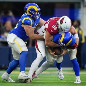 NFL美式足球運動員在場上進行擒抱時的動作。
