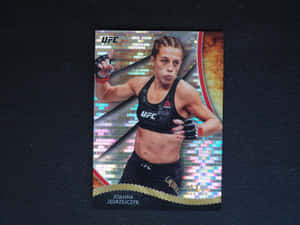 UFC 拳手 Joanna Jedrzejczyk 穿著黑色裝備在全息卡上。
