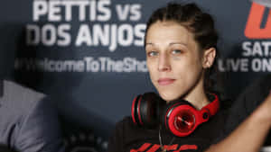 在 UFC 記者會上戴著紅色耳機的女性 MMA 拳手。