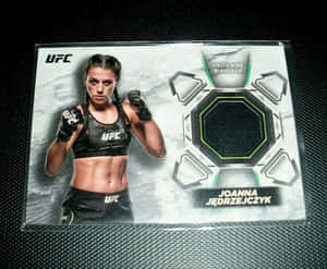 UFC拳手Joanna Jedrzejczyk在帶有運動員穿著補丁的收藏卡上。