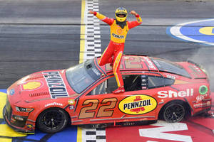 賽車手站在車頂上在終點線慶祝勝利。