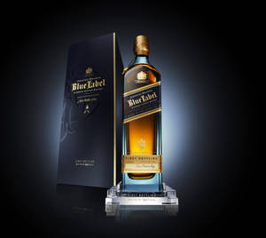 反光表面上的豪華Johnnie Walker Blue Label威士忌酒瓶和盒子。 — 藍色 壁紙