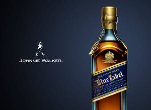 約翰走路藍牌威士忌酒瓶，帶有標誌，深色背景 — 藍色 壁紙