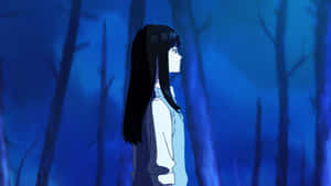 夜晚藍色森林中的動漫女孩，長長的黑髮