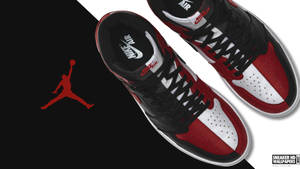 黑色、紅色和白色的Jordan 1運動鞋，在黑白背景上帶有Jumpman標誌。