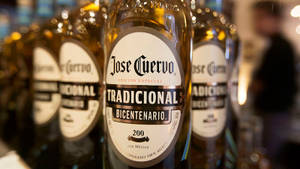 一排 Jose Cuervo Tradicional Bicentenario 酒瓶在酒吧環境中。